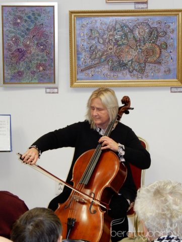 Fellobant az első gyertya lángja 25